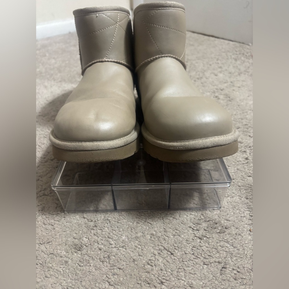 UGG Classic Mini Pearlized Boot
Size 10 - Picture 10 of 12